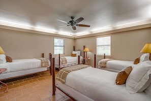 Room - 10 Star Ranch Cottage · Fishing Lake · Sleeps 6 (Stephenville)