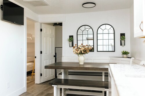 Newly Remodeled My Little Dream House with Spectacular Views of Split Mountain