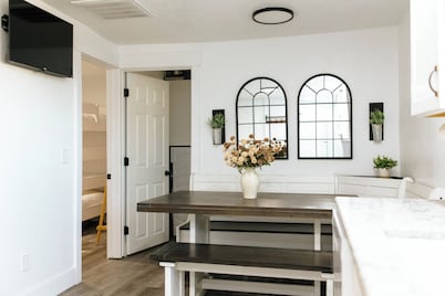 Newly Remodeled My Little Dream House with Spectacular Views of Split Mountain
