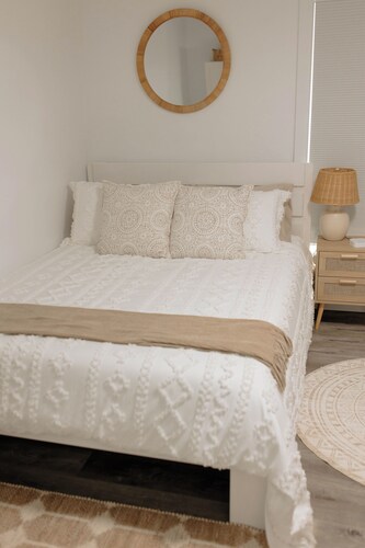 Newly Remodeled My Little Dream House with Spectacular Views of Split Mountain