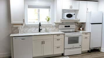 Geladeira, micro-ondas, fogão, cooktop
