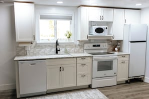 Réfrigérateur, four à micro-ondes, un four, surface de cuisson