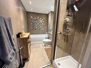 Shower, hair dryer, towels, soap - 2-bedroom apartment in lovely London with air conditioning (London)