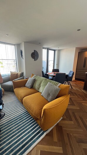 Living area - 2-bedroom apartment in lovely London with air conditioning (London)
