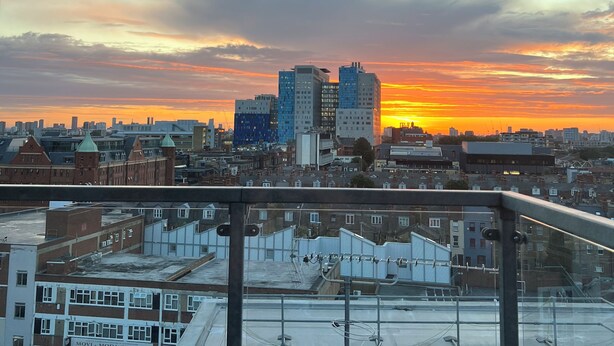 A city skyline at sunset with buildings in the background. - 2-bedroom apartment in lovely London with air conditioning (London)