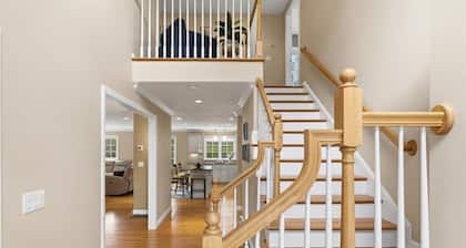 Hoppy Place: 066-M Expansive Deck area, Hot Tub, Walk to Salt Water