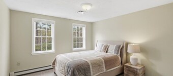 Hoppy Place: 066-M Expansive Deck area, Hot Tub, Walk to Salt Water