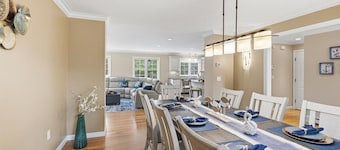 Hoppy Place: 066-M Expansive Deck area, Hot Tub, Walk to Salt Water