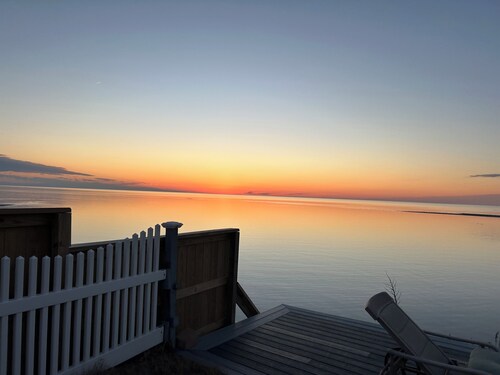Smith Beach cottage w/ private sunset