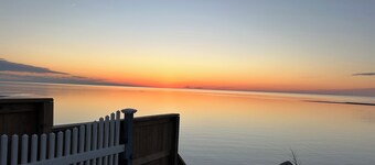 Smith Beach cottage w/ private sunset