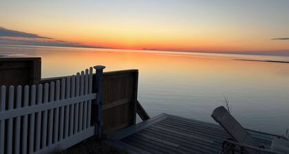 Smith Beach cottage w/ private sunset