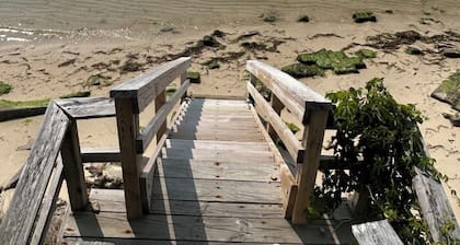 Smith Beach cottage w/ private sunset