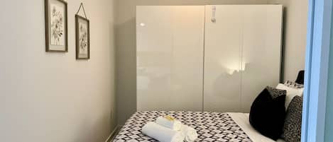 WiFi, bed sheets