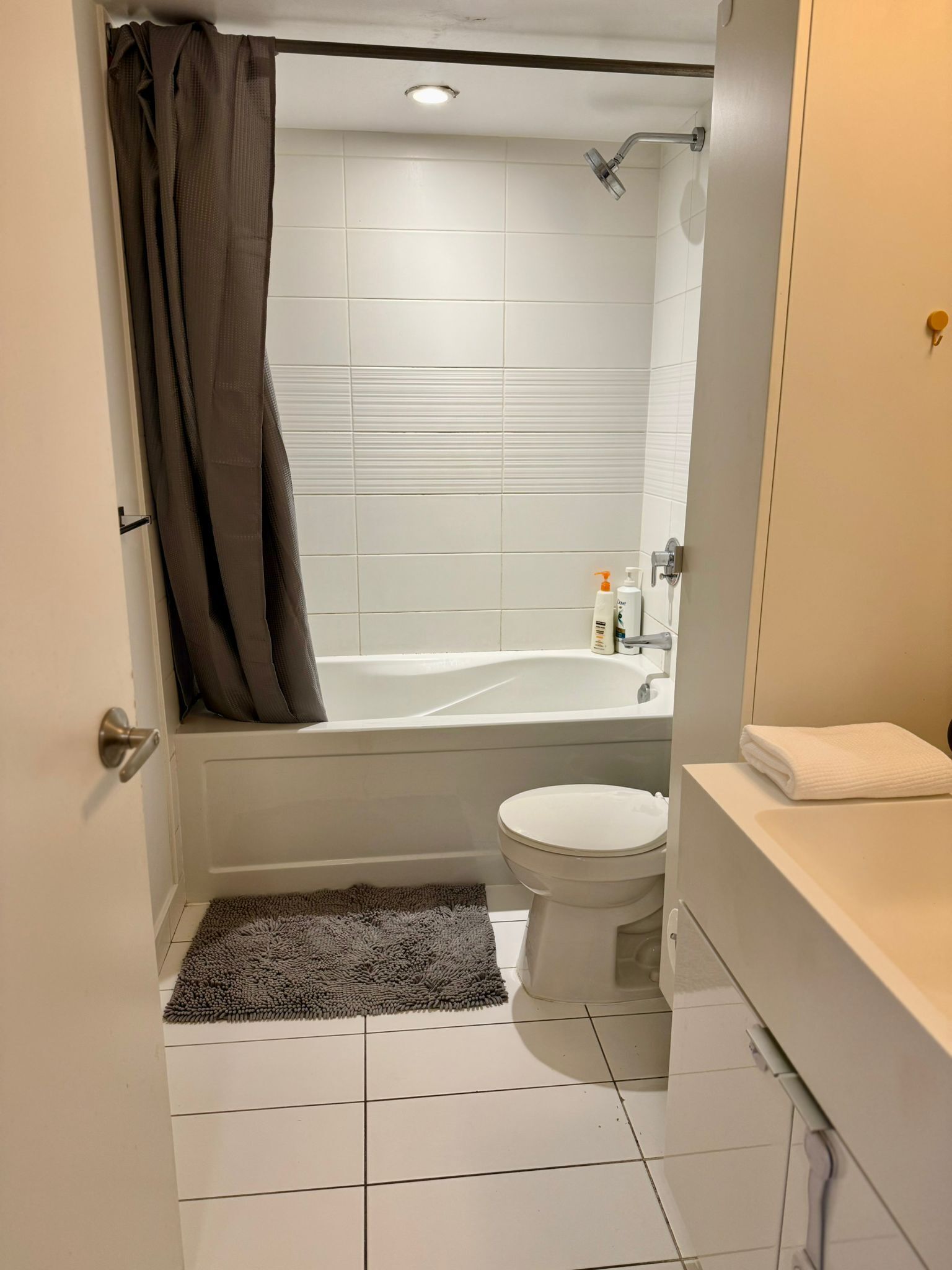 Une salle de bain avec une baignoire, des toilettes et un lavabo.