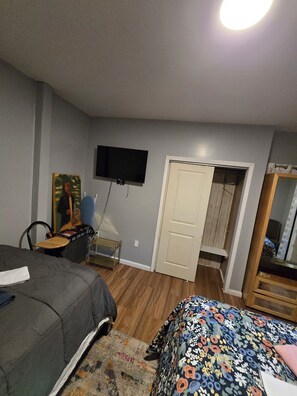 Room - 3-bedroom 3 bathroom apartment in delightful Irvington, Free WiFi / Free Parking (Irvington)