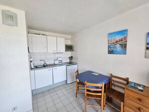 Fridge, cookware/dishes/utensils - CAP D'AGDE - Plage Richelieu / Réf 162 (CAP D'AGDE)