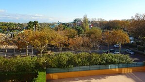 A view of a park with trees and a distant amusement park. - CAP D'AGDE - Plage Richelieu / Réf 193 (CAP D'AGDE)