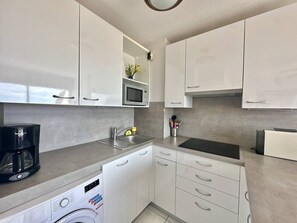 Fridge, microwave, cookware/dishes/utensils - CAP D'AGDE - Plage Rochelongue // Réf 0261 (CAP D AGDE)