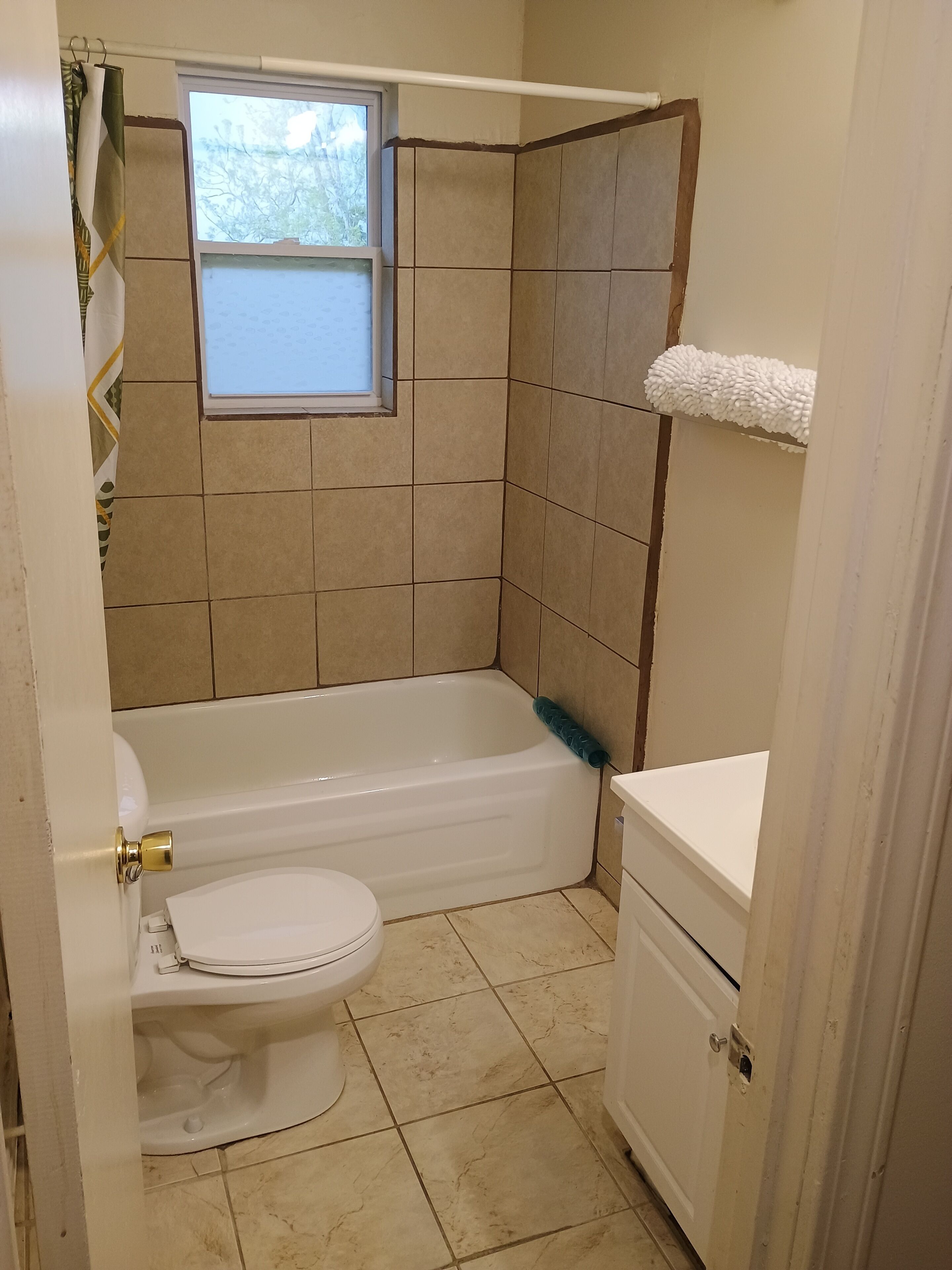 Douche, sèche-cheveux, serviettes fournies, papier toilette