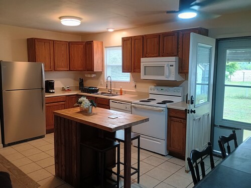 Comfortable 3-bedroom house w/AC/heat in quiet Greenwood near Caverns State Park