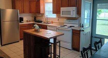 Comfortable 3-bedroom house w/AC/heat in quiet Greenwood near Caverns State Park