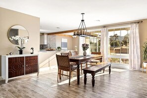 Dining - Spacious 4-bedroom house Joshua Tree Sanctuary (Yucca Valley)