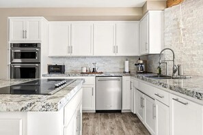 Private kitchen - Spacious 4-bedroom house Joshua Tree Sanctuary (Yucca Valley)