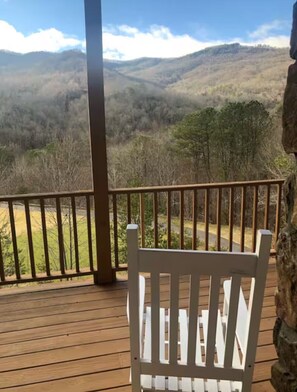 Property grounds - 2BR/2BA Condo w/Stunning Mountain and Golf Views.  Harrahs Casino, Train, pool (Whittier)