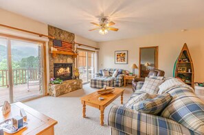 Living area - 2BR/2BA Condo w/Stunning Mountain and Golf Views.  Harrahs Casino, Train, pool (Whittier)