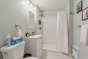 Dusche, Handtücher, Seife, Toilettenpapier