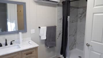 Dusche, Haartrockner, Handtücher, Seife