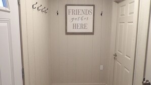 Un pasillo con un cartel en la pared que dice 'FRIENDS gather here'.