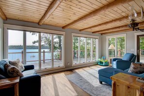 TV, fireplace - Family ready, 9-bedroom, 7.5-bathroom cabin with AC in charming Birchwood (Birchwood)