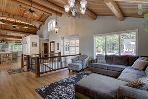 TV, fireplace - Family ready, 9-bedroom, 7.5-bathroom cabin with AC in charming Birchwood (Birchwood)