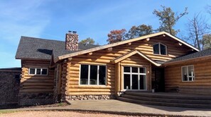 Exterior - Family ready, 9-bedroom, 7.5-bathroom cabin with AC in charming Birchwood (Birchwood)