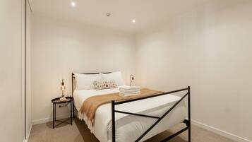 2 bedrooms, WiFi (free), bed sheets