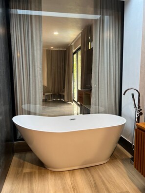 Shower, towels, soap, shampoo - Modern and spacious villa with pool • Gazebo • BBQ area • Elegant style. (Jarabacoa)