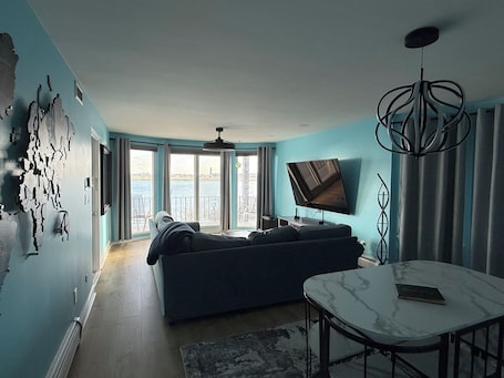 Smart TV. Modern city & water view 1-bedroom apartment with AC. 4 blocks from T/ beach