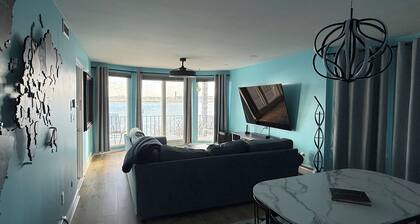 Modern city & water view 1-bedroom apartment with AC. 4 blocks from T/ beach
