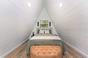 Room - Luxe A-frame Hideaway, mountain views, hot tub, outdoor patio w/fireplace (Blairsville)