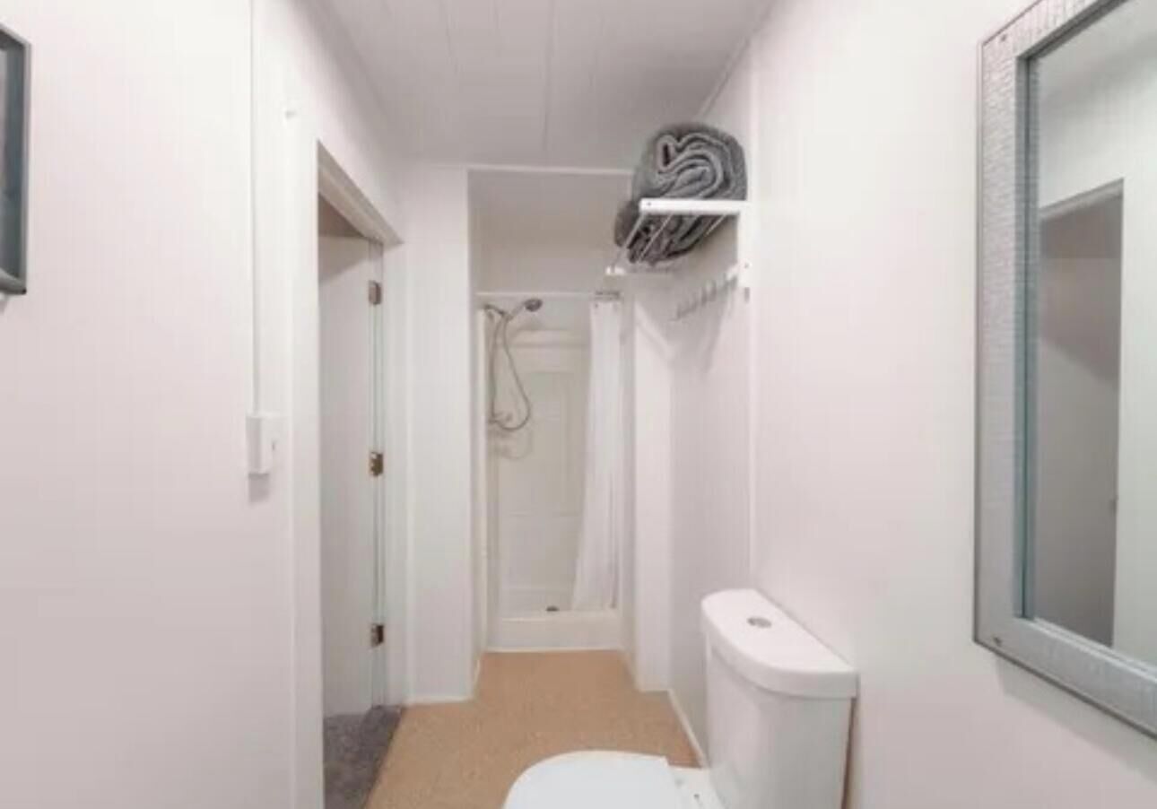 Douche, serviettes fournies, savon, papier de toilette