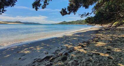 30 seconds from the beach. Private, huge bed, full kitchen, outdoor patio bed