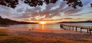 Beach - 30 seconds from the beach. Private, huge bed, full kitchen, outdoor patio bed (Ōmāpere)
