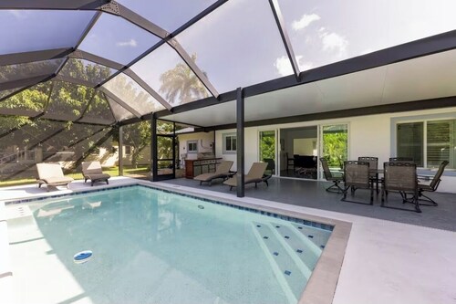 Cozy 2-bedroom house in tranquil Marco Island with AC