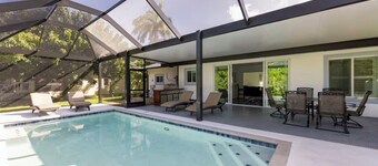 Cozy 2-bedroom house in tranquil Marco Island with AC