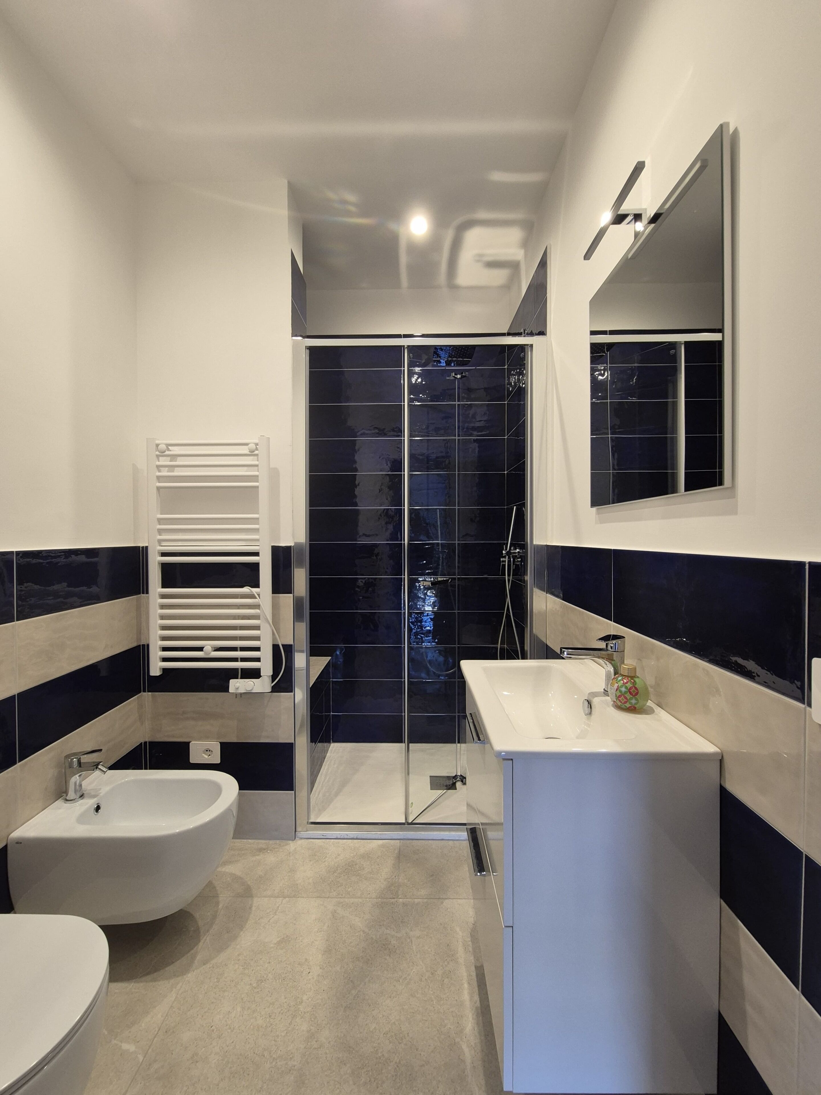 Douche, sèche-cheveux, bidet, serviettes fournies