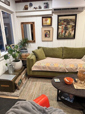 Living area - Lake Front Adorable Cabin Retreat With Yurt Tent on Twin Lakes ID (Rathdrum)