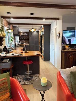 Smart TV - Lake Front Adorable Cabin Retreat With Yurt Tent on Twin Lakes ID (Rathdrum)