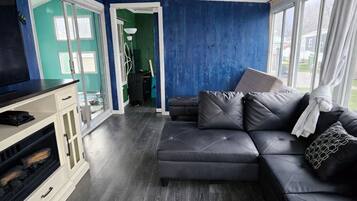 Comfort stacaravan, 2 slaapkamers, airconditioning, uitzicht op meer | Woonruimte