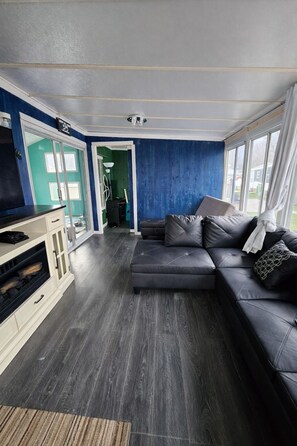 Comfort Mobile Home, 2 Bedrooms, Air conditioning, Lake View | Living area - Sun Retreats Sherkston Shores (Port Colborne)